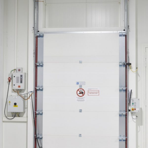 1. Brandwerende snelloopdeur met EI60 classificatie in industriële omgeving