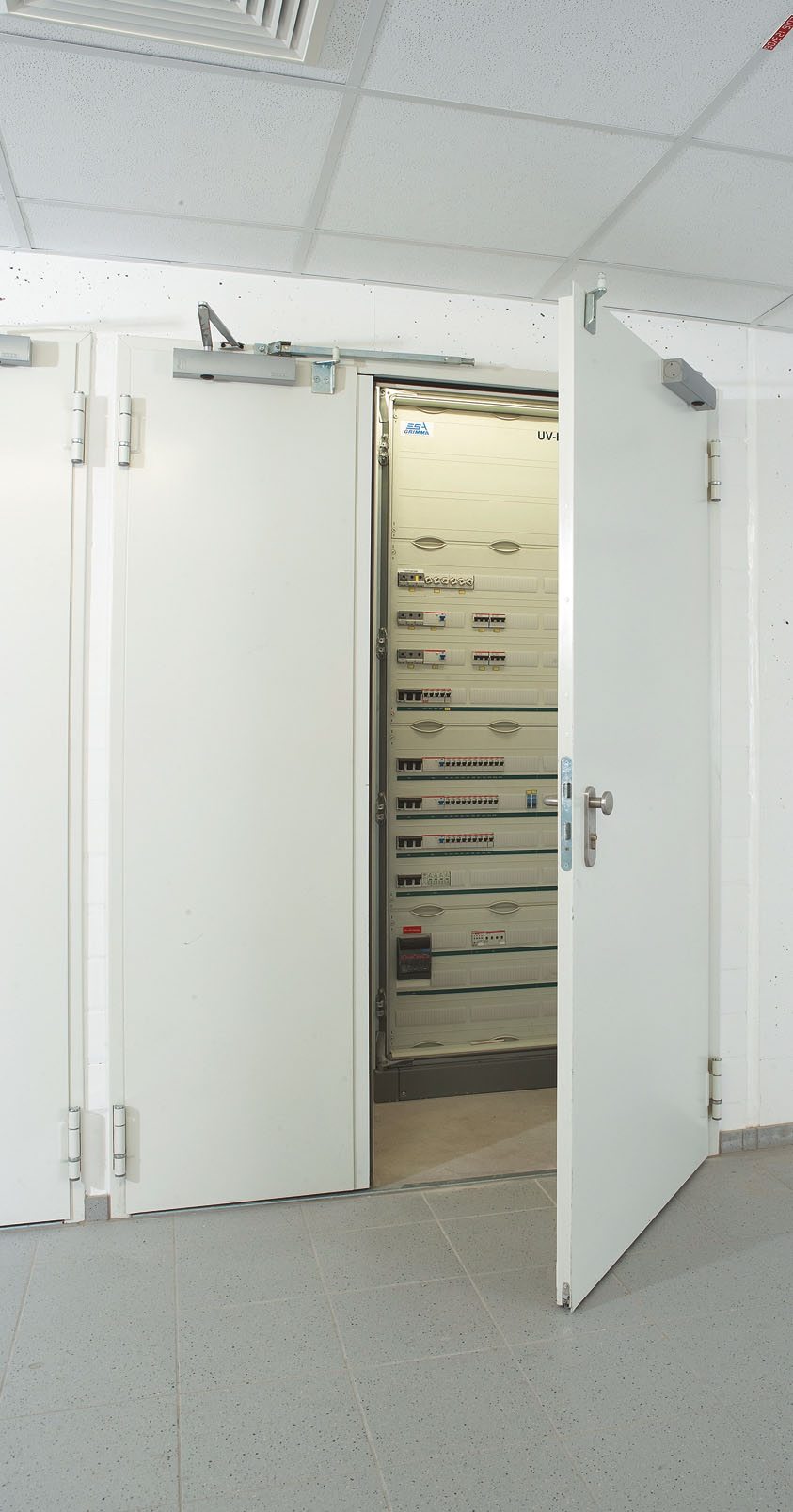 Dubbelvleugelige brandwerende loopdeur in bedrijfsruimte