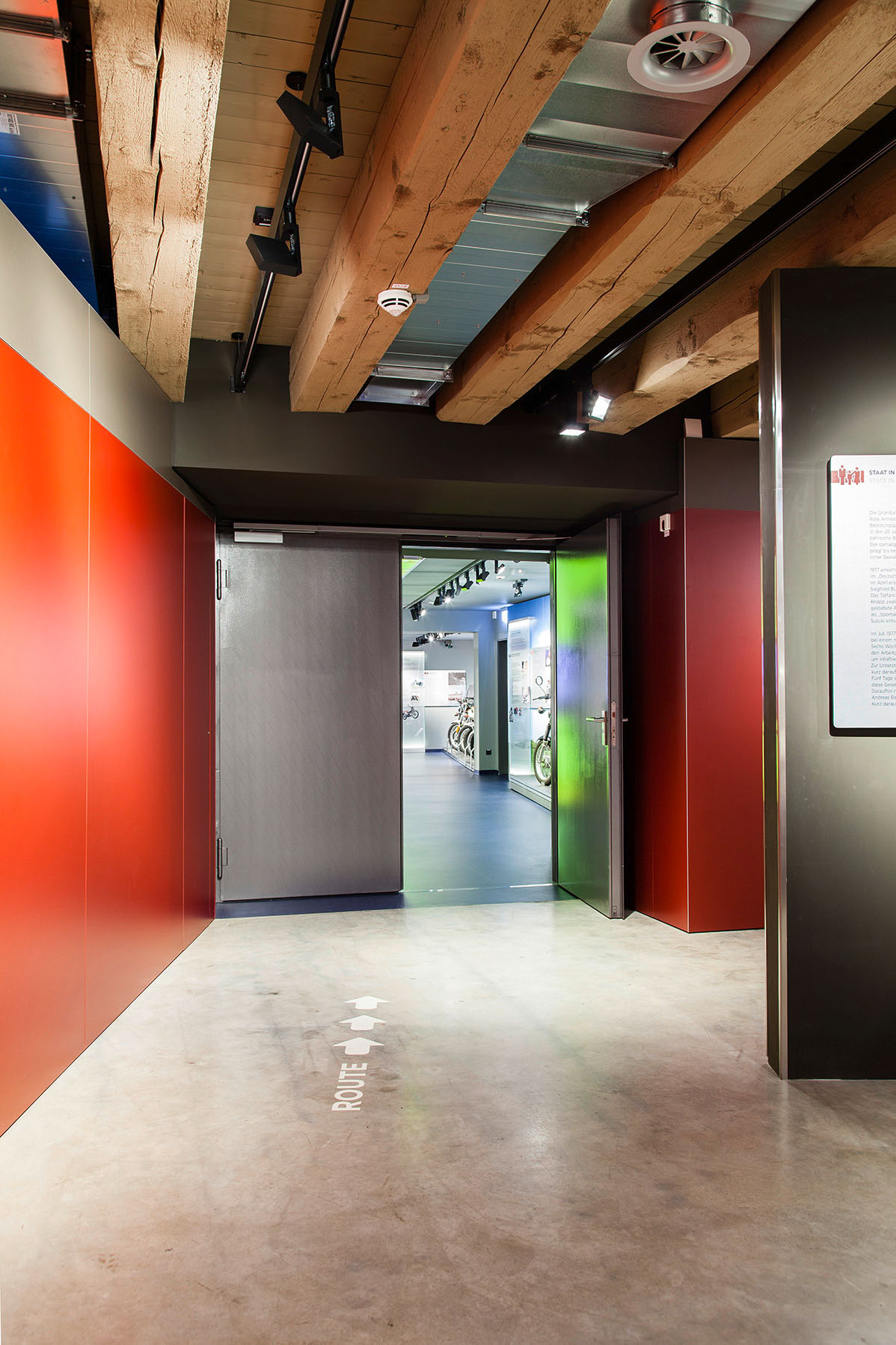 Brandwerende loopdeur gesloten bij branddetectie