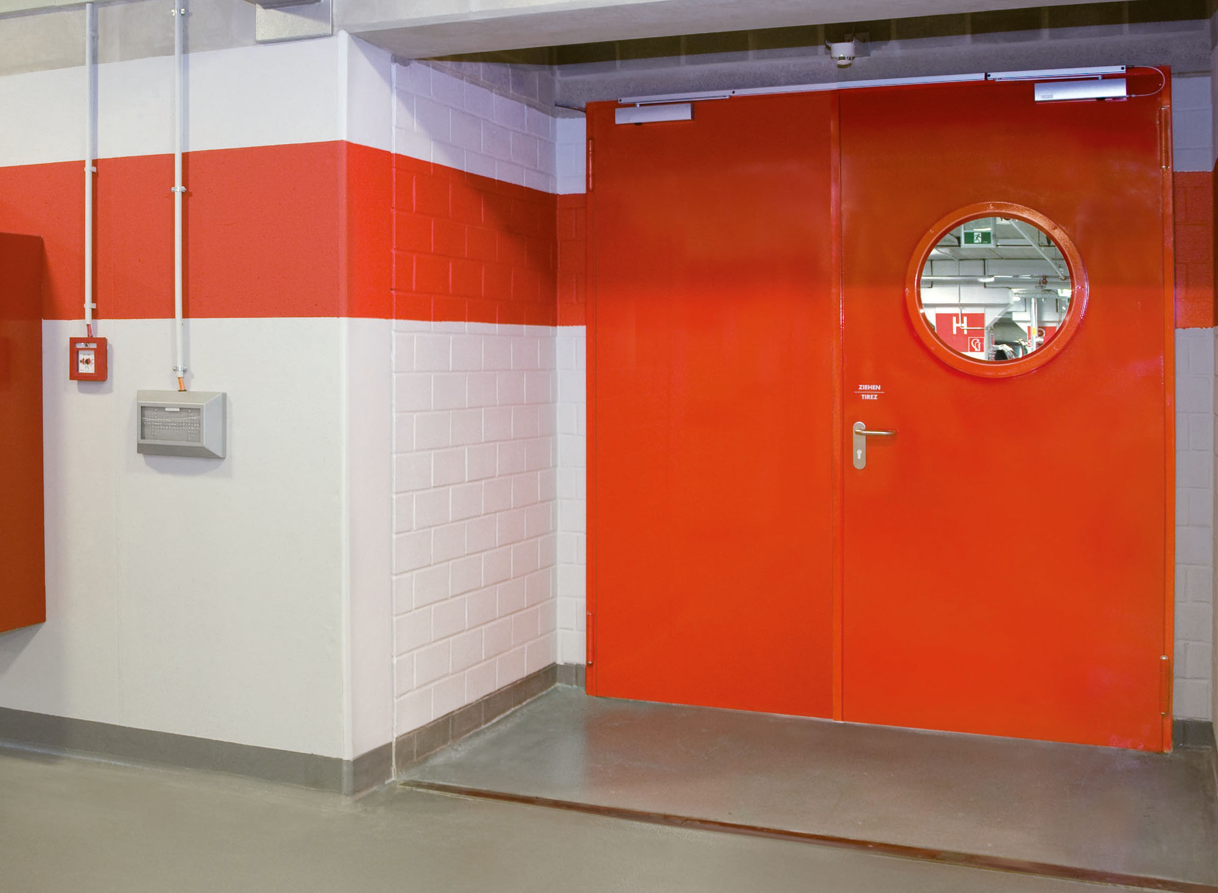 Wie mag een brandwerende deur plaatsen?