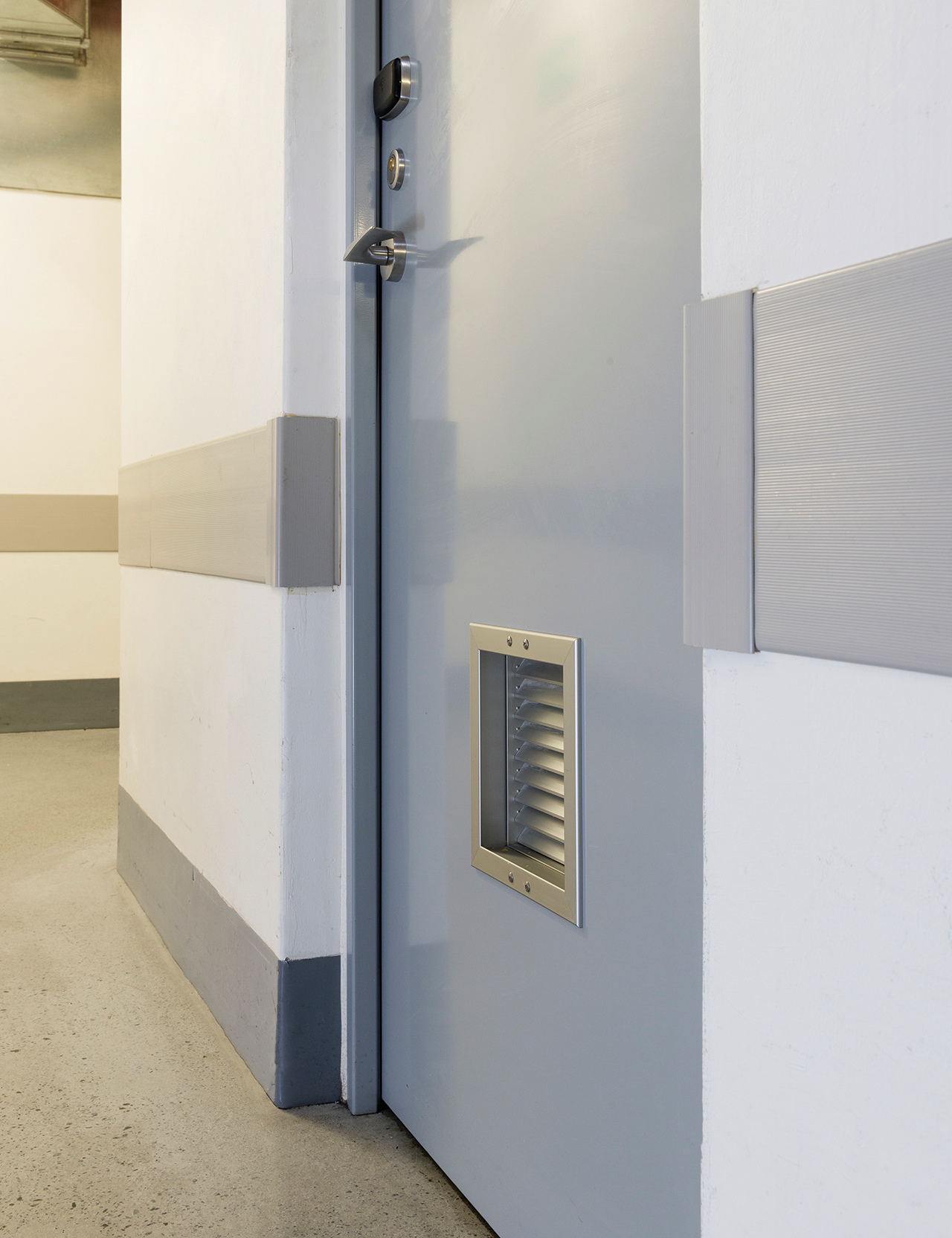 Mag er een ventilatierooster in een brandwerende deur?