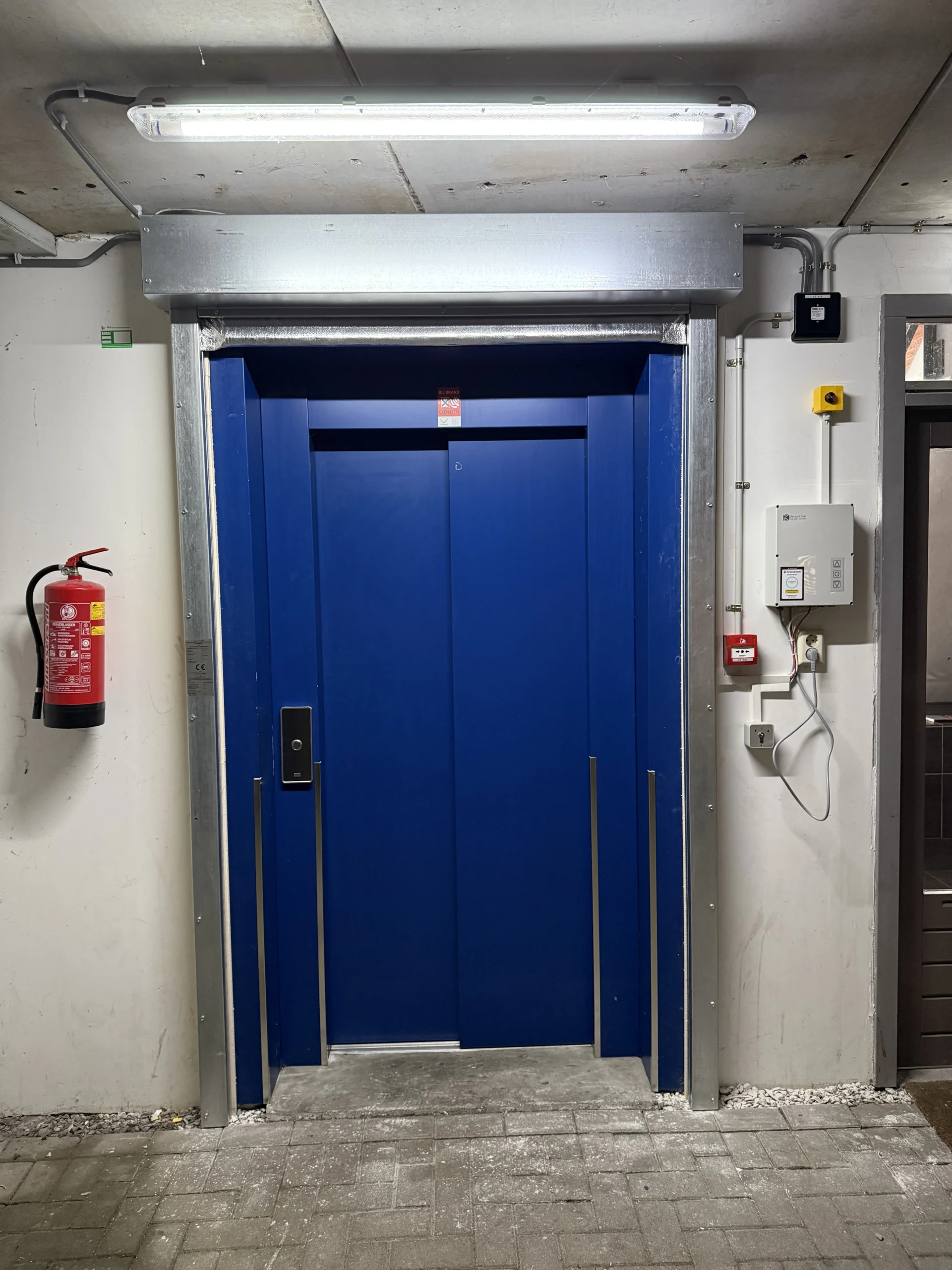 Rookwerend of brandwerend scherm voor een liftopening: wat is nodig en wat is mogelijk?