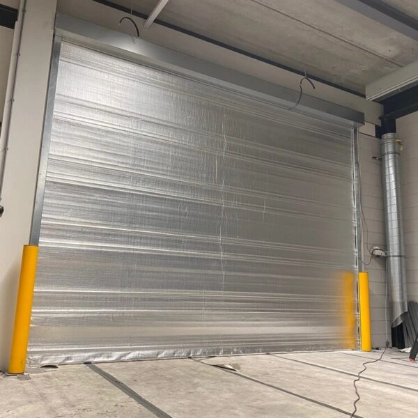 Rookwerend rolscherm met S200-classificatie in een zorginstelling
