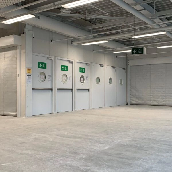 Rookscherm gekoppeld aan brandmeldinstallatie in een gemeenschappelijke gang