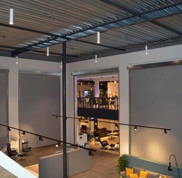 Rookscherm uitgerold in een vluchtroute van een woongebouw