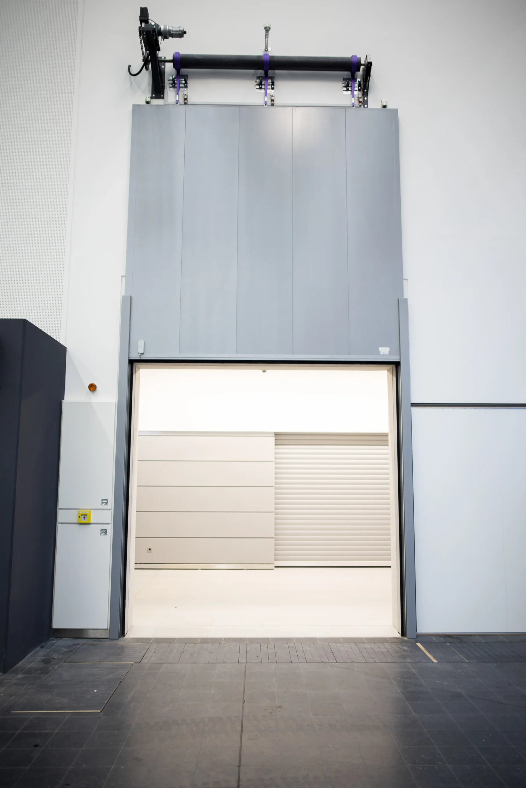 Brandwerende hefdeur in utiliteitsgebouw
