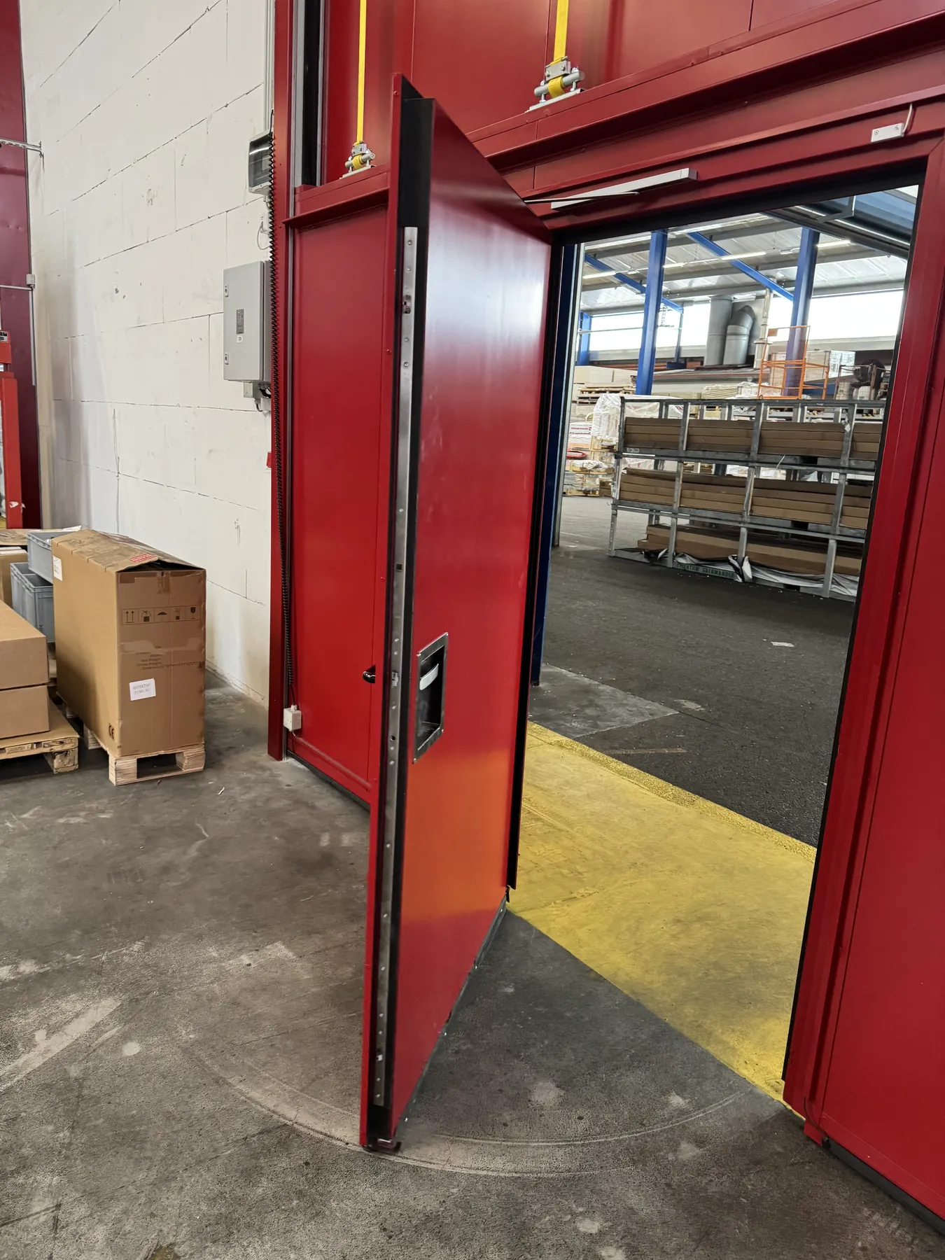 Brandwerende hefdeur met loopdeur geopend