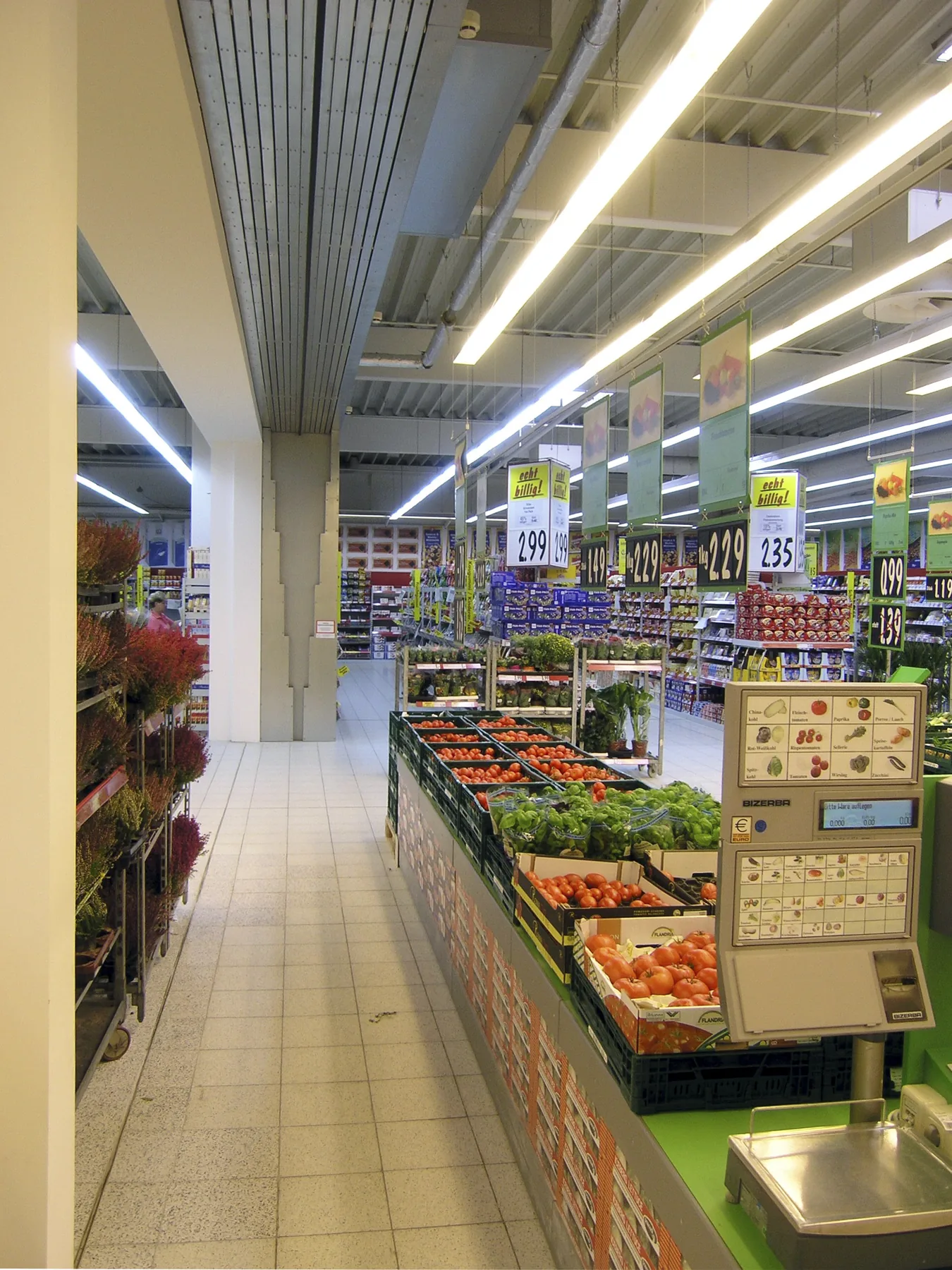 Brandwerende staffeldeur boven schappen in supermarkt