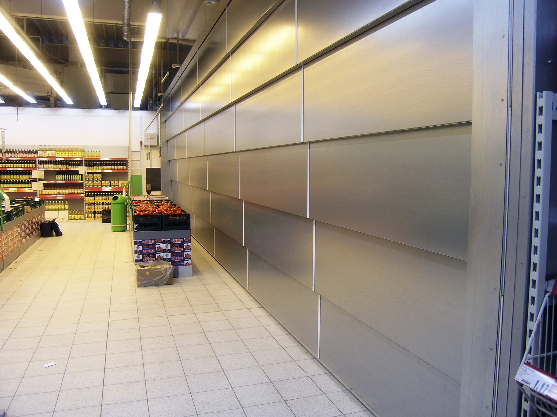 Brandwerende staffeldeur gesloten bij winkelentree